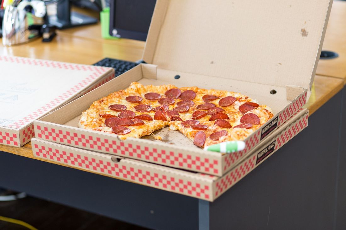 Salmov pepperoni pizza v paprov krabici